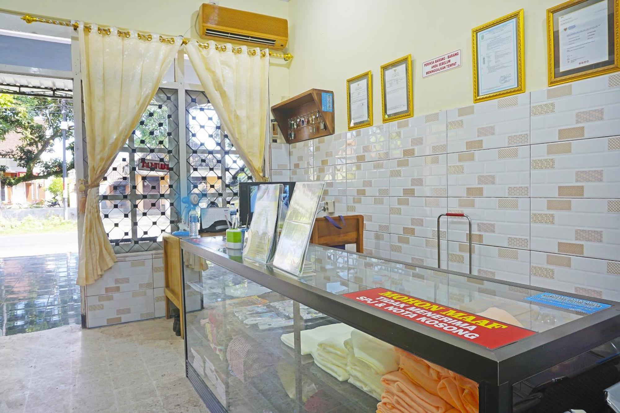 OYO 91411 Putih Mulia Homestay Syariah Lumajang Bagian luar foto